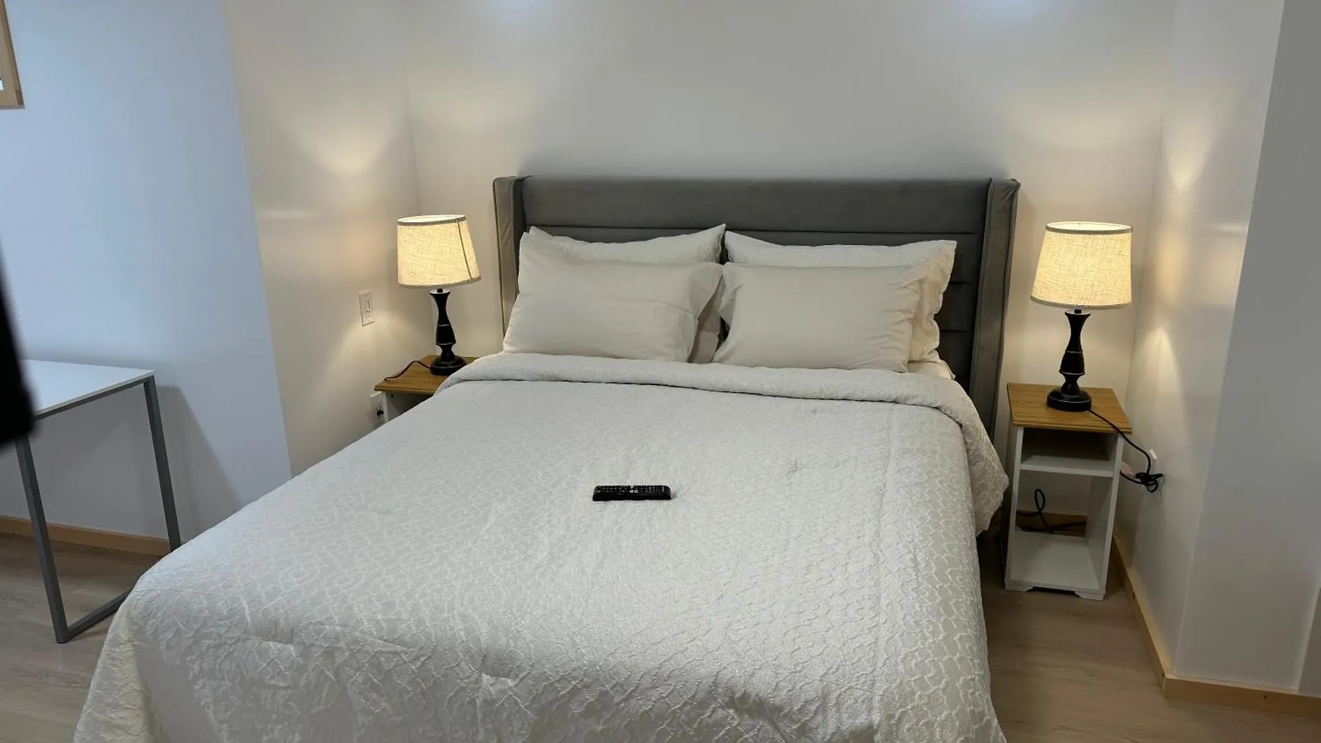 Lejlighed Private Entrance, Private Bathroom, Bedroom And Workspace Ottawa Canada