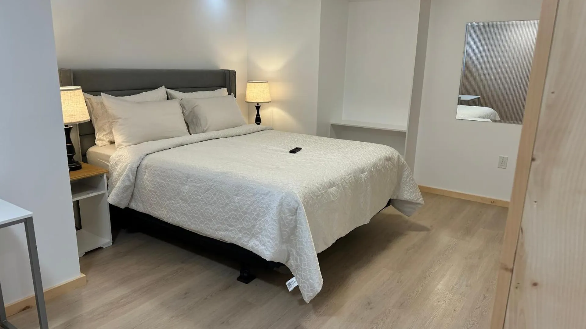 Lejlighed Private Entrance, Private Bathroom, Bedroom And Workspace Ottawa