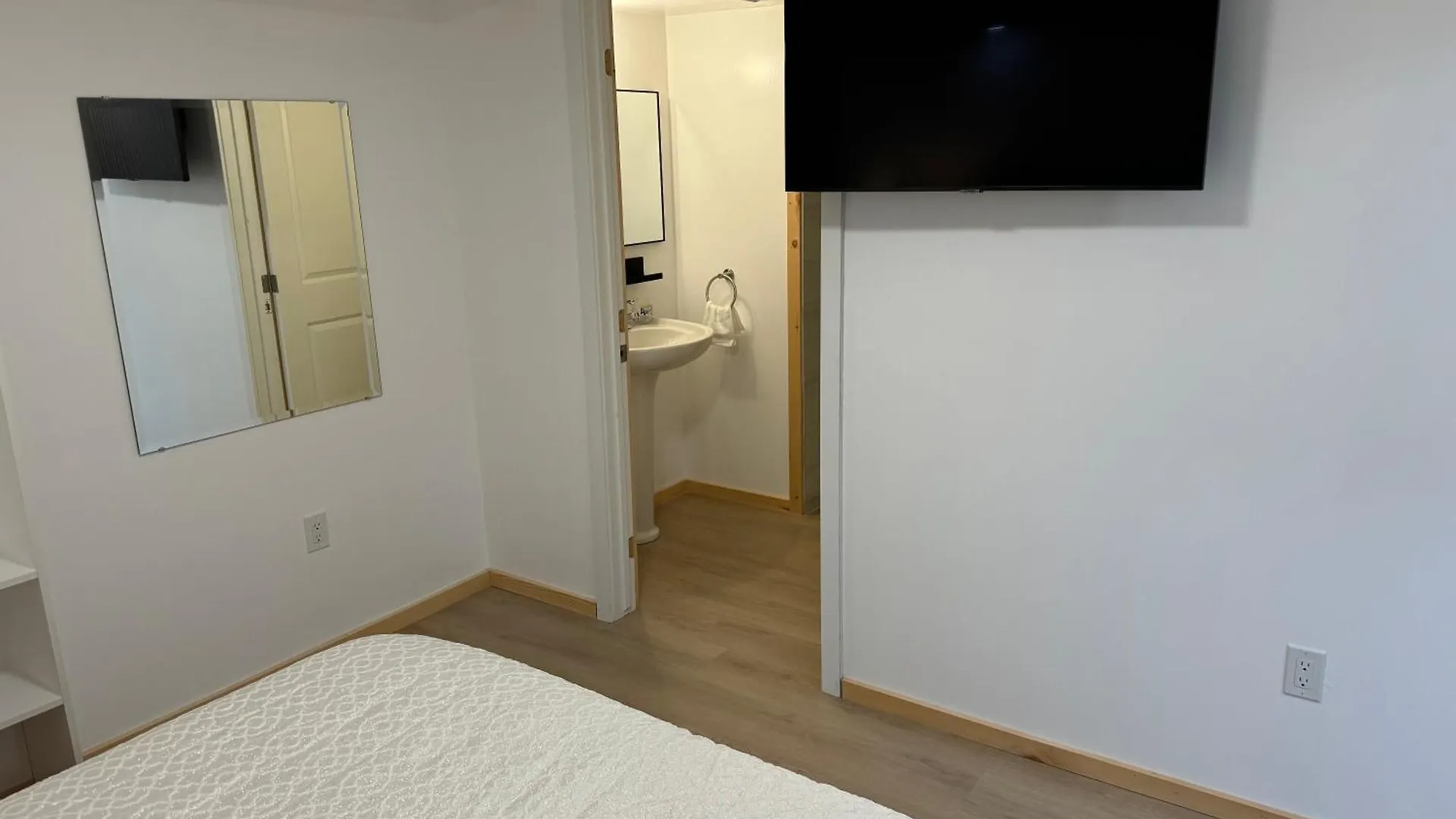 Lejlighed Private Entrance, Private Bathroom, Bedroom And Workspace Ottawa Canada